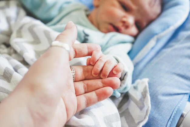 Foto sezione centrale di una bambina sdraiata sul letto