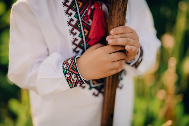 Средняя часть мальчика, держащего палку