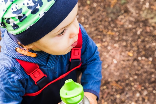 Photo midsection of boy looking away