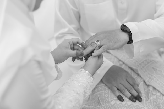 Photo midsection of bride and groom exchanging rings