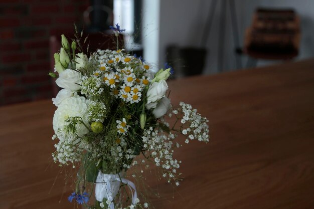 Foto sezione centrale della sposa che tiene un bouquet