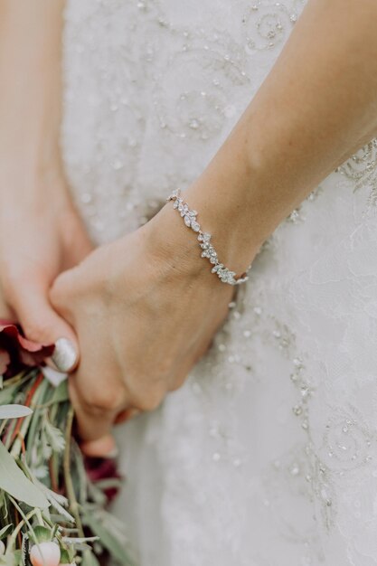 Foto sezione centrale della sposa che tiene il bouquet