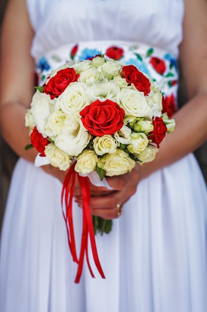 Foto sezione centrale della sposa che tiene un bouquet