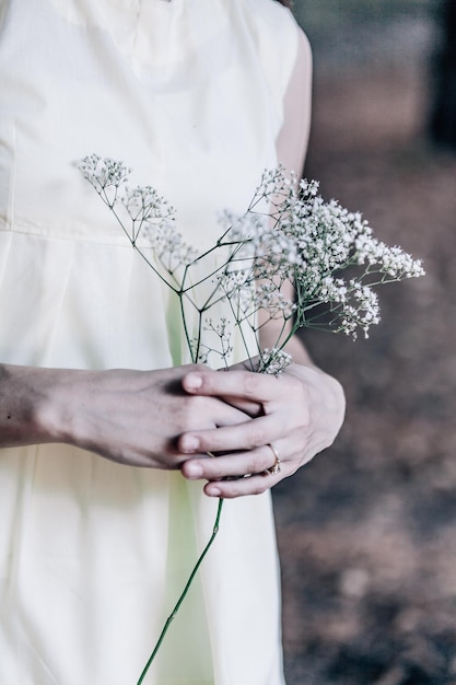 Foto sezione centrale della sposa che tiene i fiori