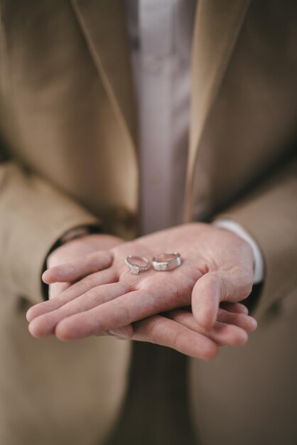 Photo midsection of bride holding wedding rings