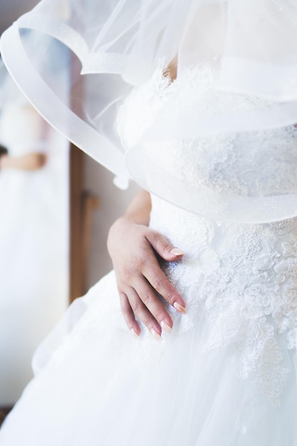 結婚式のドレスを着た花嫁のミッドセクション