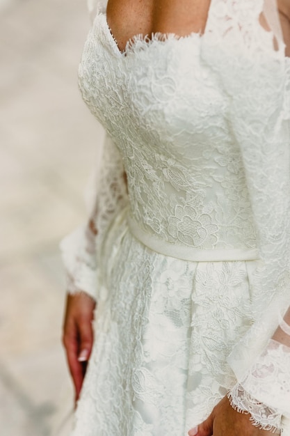 Foto sezione centrale della sposa che indossa l'abito da sposa