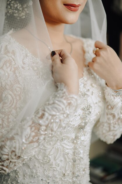 웨딩 드레스 를 입은 신부 의 중간 부분