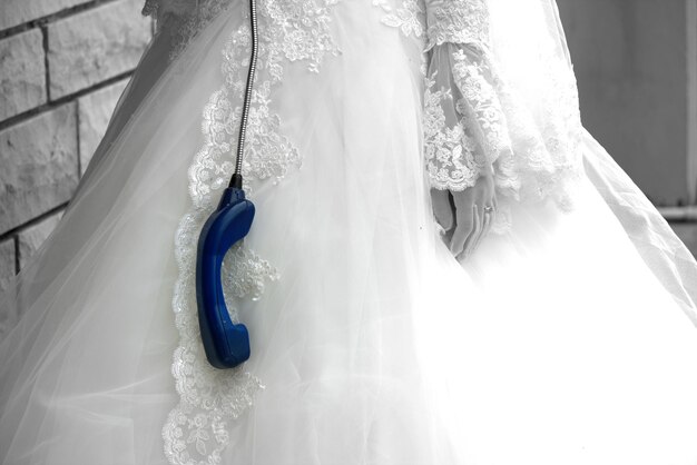 파란색 전화 수신기 를 가진 신부 의 중간 부분
