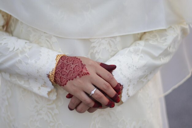 Photo midsection of bride with hands clasped