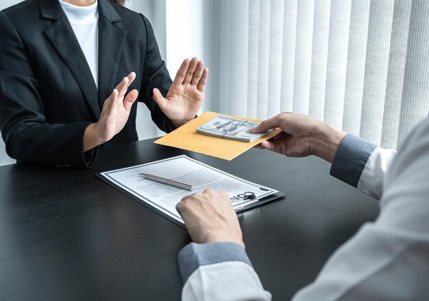 Photo midsection of business colleagues shaking hands in office