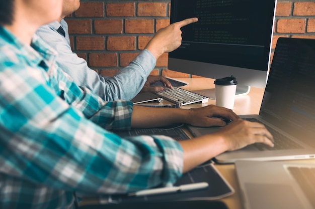 Photo midsection of business colleagues working at desk in office