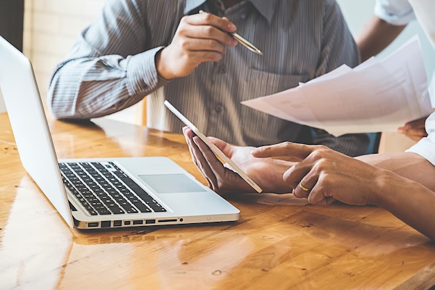 Photo midsection of business colleagues working at desk