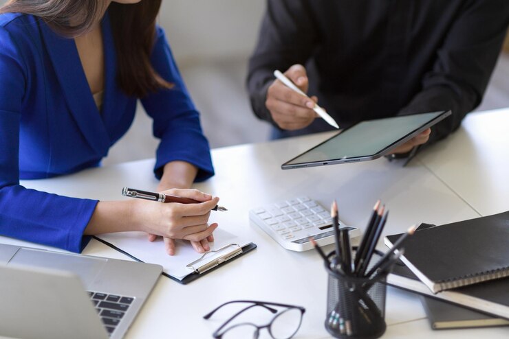 Photo midsection of business colleagues working at office