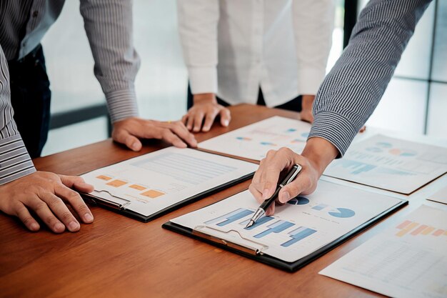 Photo midsection of business colleagues working in office