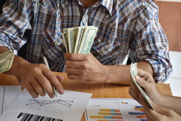 Photo midsection of business colleagues working on table