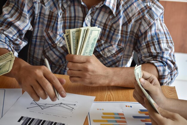 Photo midsection of business colleagues working on table