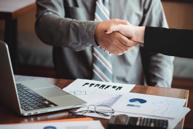 Photo midsection of business people doing handshake