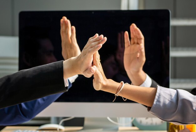 Photo midsection of  business people hands  hi-five