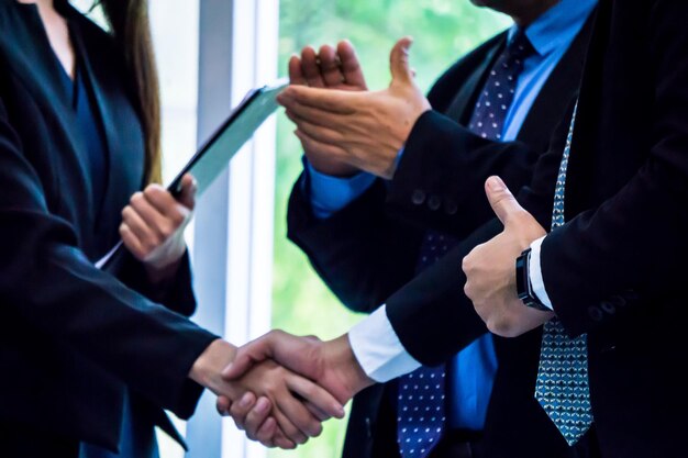 Foto sezione centrale di uomini d'affari che si stringono la mano