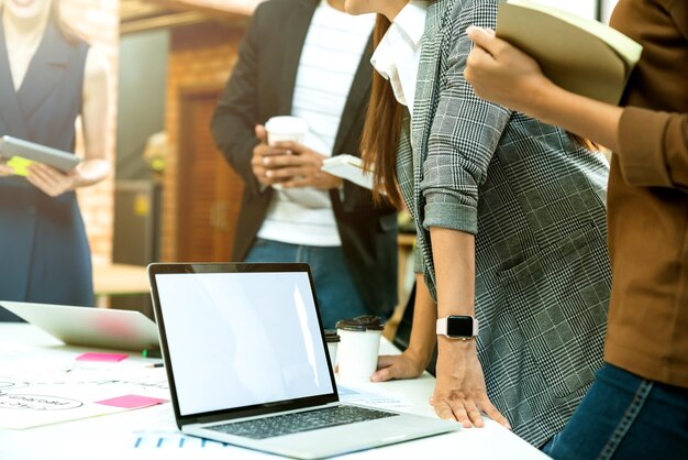 Photo midsection of business people standing at desk