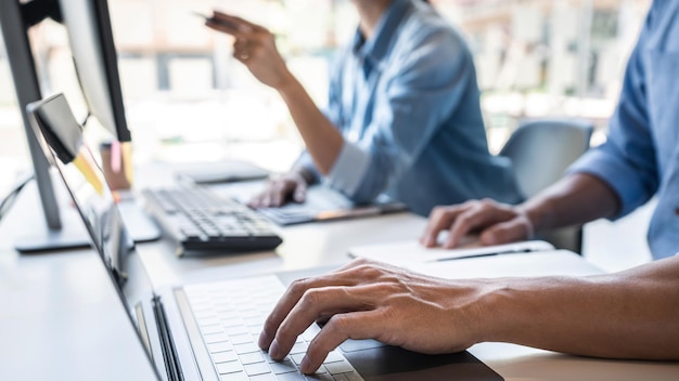 Foto sezione media degli uomini d'affari che lavorano in ufficio