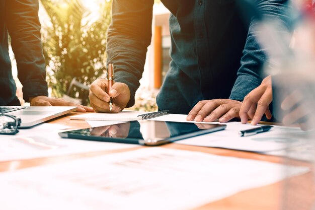 Photo midsection of businessman and colleague working at office