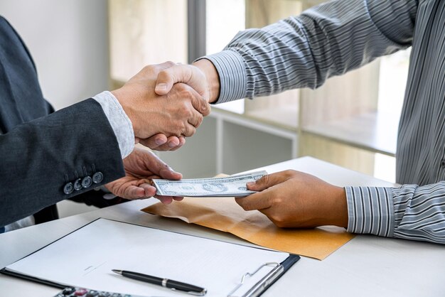 Photo midsection of businessman shaking hand with client