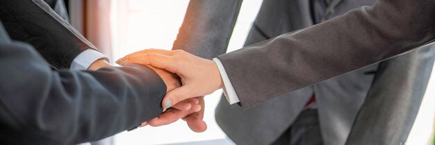 Photo midsection of businessman shaking hands