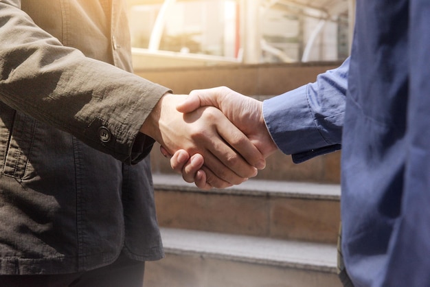 Photo midsection of businessman shaking hands