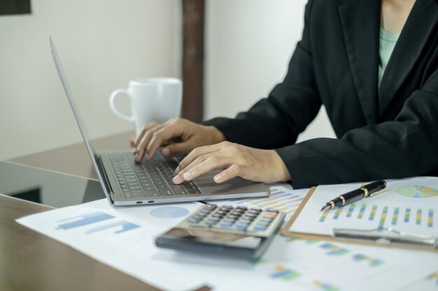 Photo midsection of businessman using laptop at office