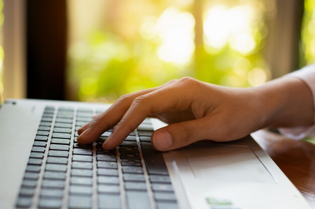 Photo midsection of businessman using laptop on table