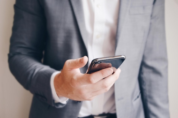 Photo midsection of businessman using phone