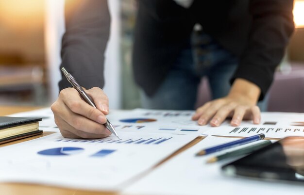 Photo midsection of businessman working at desk in office