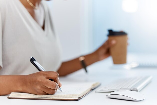 Photo midsection of businessman working at desk in office