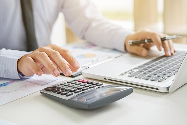 Photo midsection of businessman working on desk