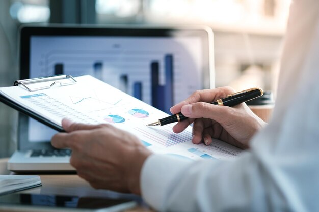 Photo midsection of businessman working at office