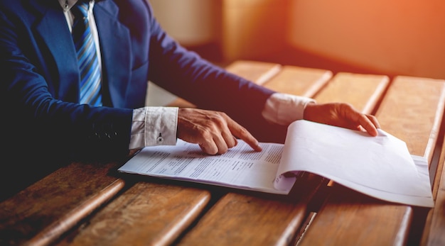 Photo midsection of businessman working on table