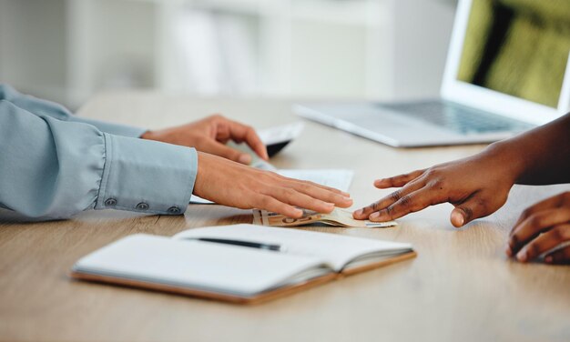 Photo midsection of businessman working on table