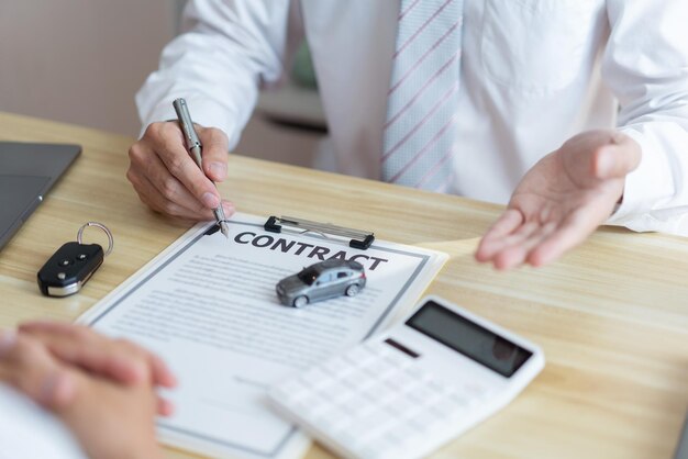 Photo midsection of businessman working at table