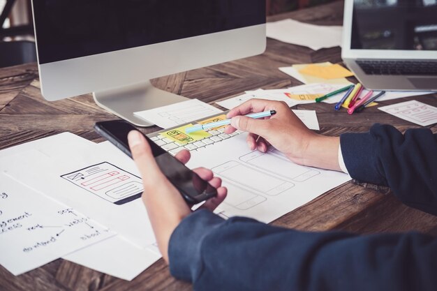 Photo midsection of businessman working on table