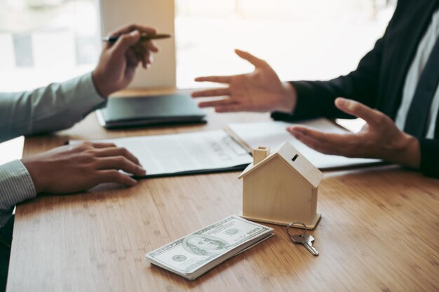 Photo midsection of businessman working on table