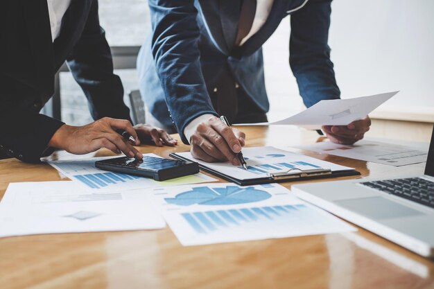 Photo midsection of businessmen working in office