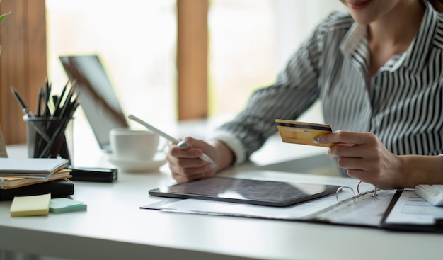 Photo midsection of businesswoman holding credit card