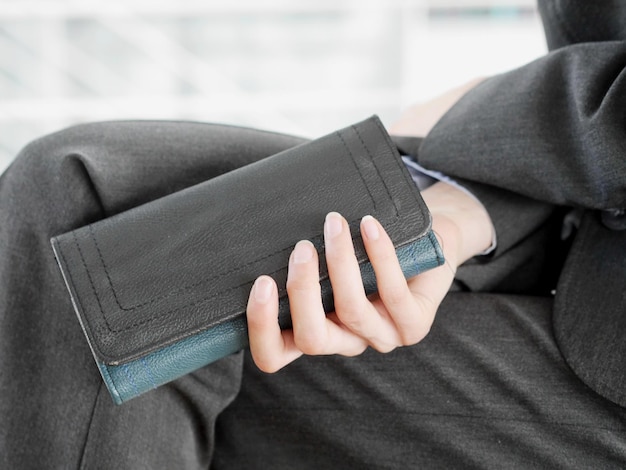 Photo midsection of businesswoman holding purse