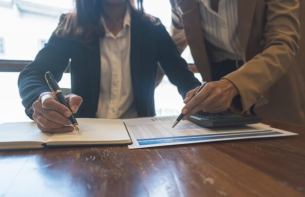 Photo midsection of businesswoman working with colleague at office