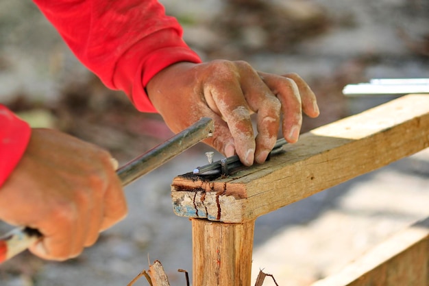 Photo midsection of carpenter working on wood