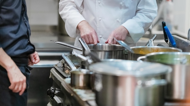 Photo midsection of chef preparing food in kitchen