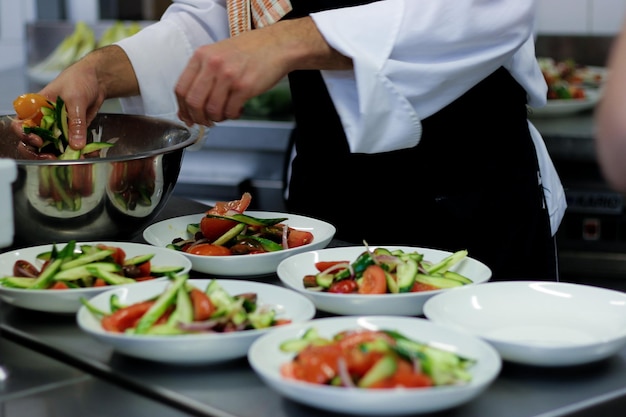 Photo midsection of chef preparing food in kitchen