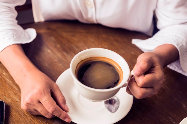 テーブルの上のコーヒーカップの中央部分